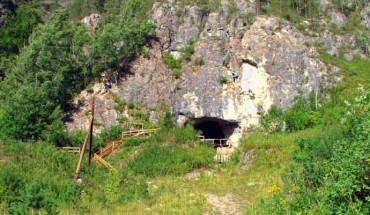 Denisova Cave in the Altai Mountains of southern Siberia. Image credit: Alex Demin / CC BY-SA 4.0.