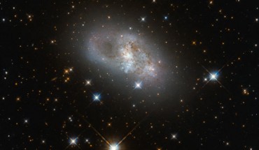 This image snapped by the Hubble Space Telescope shows a galaxy called IC 4653. This color composite was made from separate exposures taken in the visible and infrared regions of the spectrum with Hubble’s Wide Field Camera 3 (WFC3). Two filters were used to sample various wavelengths. The color results from assigning different hues to each monochromatic image associated with an individual filter. Image credit: NASA / ESA / Hubble / D. Rosario, CEA, Durham University.