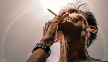 Heavy smoking has a damaging effect on facial aging. Image credit: Jui Magicman.