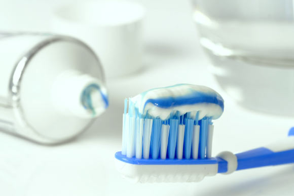 Brushing teeth frequently is linked with a lower risk of atrial fibrillation and heart failure. Image credit: Bruno Glätsch.