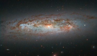 NGC 3175 can be seen slicing across the frame in this Hubble image, with its mix of bright patches of glowing gas, dark lanes of dust, bright core, and whirling, pinwheeling arms coming together to paint a beautiful celestial scene. This image is made up of observations from Hubble’s Wide Field Camera 3 (WFC3) in the infrared and optical parts of the spectrum. Two filters were used to sample various wavelengths. The color results from assigning different hues to each monochromatic image associated with an individual filter. Image credit: NASA / ESA / Hubble / D. Rosario et al.
