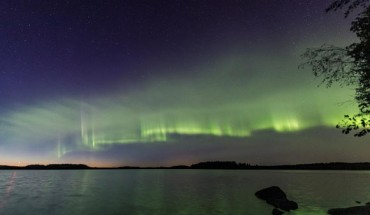 The auroral dunes appear as a green-tinged and even pattern of waves resembling a striped veil of clouds or dunes on a sandy beach. Image credit: Kari Saari.