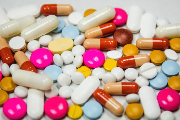 France’s Minister of Solidarity and Health Oliver Véran announced that taking anti-inflammatory drugs could be a factor in worsening a COVID-19 infection. Image credit: StockSnap.