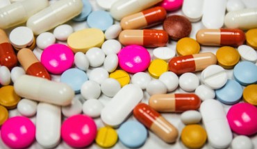 France’s Minister of Solidarity and Health Oliver Véran announced that taking anti-inflammatory drugs could be a factor in worsening a COVID-19 infection. Image credit: StockSnap.