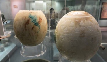 Decorated eggs from the Isis Tomb, Vulci, Italy, on display in the British Museum. Image credit: Jononmac46 / CC BY-SA 3.0.