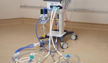 Clarke et al demonstrate the capacity to simultaneously ventilate two test lungs of different compliances, and using only standard hospital equipment, modify the delivered pressure, flow, and volume in each test lung. Image credit: Monash University.