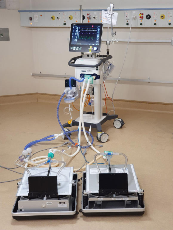 Clarke et al demonstrate the capacity to simultaneously ventilate two test lungs of different compliances, and using only standard hospital equipment, modify the delivered pressure, flow, and volume in each test lung. Image credit: Monash University.