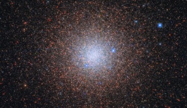 This Hubble image shows the massive globular cluster NGC 6441. The image is made up of observations from Hubble’s Wide Field Camera 3 (WFC3) and Advanced Camera for Surveys (ACS) in the ultraviolet and optical parts of the spectrum. Four filters were used to sample various wavelengths. The color results from assigning different hues to each monochromatic image associated with an individual filter. Image credit: NASA / ESA / Hubble / G. Piotto.