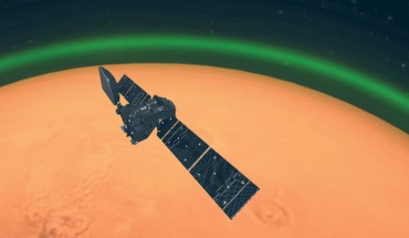 An artist’s impression of ESA’s ExoMars Trace Gas Orbiter detecting the green glow of oxygen in the Martian atmosphere. This emission, spotted on the dayside of Mars, is similar to the night glow seen around Earth’s atmosphere from space. Image credit: ESA.