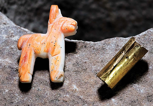 A camelid figurine made of Spondylus shell and a rolled gold sheet found in a stone offering box from Lake Titicaca. Image credit: T. Seguin, Université libre de Bruxelles.