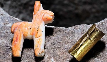 A camelid figurine made of Spondylus shell and a rolled gold sheet found in a stone offering box from Lake Titicaca. Image credit: T. Seguin, Université libre de Bruxelles.