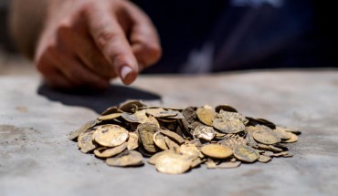 A hoard of Islamic gold coins dating from the 9th century CE, found near Yavne in Israel. Image credit: Emil Aladjem / Israel Antiquities Authority.