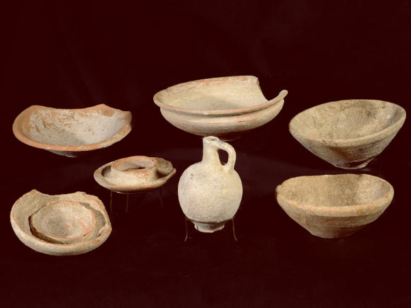 3,200-year-old bowls found in the rooms of the Canaanite fortress. Image credit: Dafna Gazit, Israel Antiquities Authority.