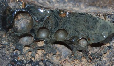 Crucible slag adhering to the interior of a crucible sherd. Image credit: Alipour et al, doi: 10.1016/j.jas.2020.105224.