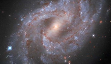 This Hubble images shows SN 2018gv (a very bright star located on the outer edge of one of the galaxy’s spiral arms in the left portion of the image) in the barred spiral galaxy NGC 2525. Image credit: NASA / ESA / Hubble / A. Riess & SH0ES Team / Mahdi Zamani.