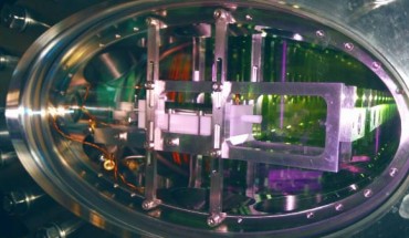 In the experiment by Li et al., atoms of rubidium-87 are first pre-cooled and then transported to the main test area, which is a custom-made vacuum chamber; there they are cooled to temperatures of just a few microkelvins. Image credit: Li et al., doi: 10.1103/PhysRevLett.125.150501.