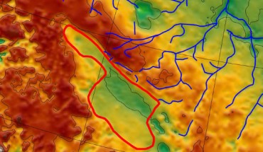 Paxman et al. mapped a huge ancient lake basin (outlined here in red) below the Greenland ice; redder colors signify higher elevations, green ones lower; a stream system incised into the bedrock that once fed the lake is shown in blue. Image credit: Paxman et al., doi: 10.1016/j.epsl.2020.116647.