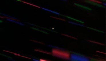 This image, taken with the 8-m Gemini North telescope on Hawaii’s Maunakea, shows Earth’s minimoon 2020 CD3 (center, point source). The image combines three images each obtained using different filters to produce this color composite. Image credit: International Gemini Observatory / NOIRLab / NSF / AURA / G. Fedorets.