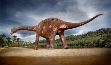 Life reconstruction of the titanosaur from the Upper Cretaceous Adamantina Formation in São Paulo backcountry, southeastern Brazil. The animal was reconstructed based on associated saltasaurid specimens in the area. Image credit: Hugo Cafasso.
