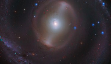 This Hubble image shows the central region of NGC 2217, a barred spiral galaxy some 83 million light-years away in the constellation Canis Major. This image is made up of observations from Hubble’s Advanced Camera for Surveys (ACS) in the optical part of the spectrum. It was colorized with data from the Panoramic Survey Telescope and Rapid Response System (Pan-STARRS). Image credit: NASA / ESA / Hubble / J. Dalcanton / Judy Schmidt, www.geckzilla.com.