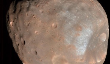 The High Resolution Imaging Science Experiment (HiRISE) camera on NASA’s Mars Reconnaissance Orbiter captured this image of the larger of Mars’ two moons, Phobos, on March 23, 2008. The image was taken from a distance of about 6,800 km (about 4,200 miles). It is presented in color by combining data from the camera’s blue-green, red, and near-infrared channels. The illuminated part of Phobos seen in the image is about 21 km (13 miles) across. The most prominent feature is the large crater Stickney in the lower right. With a diameter of 9 km (5.6 miles), it is the largest feature on Phobos. Image credit: NASA / JPL-Caltech / University of Arizona.