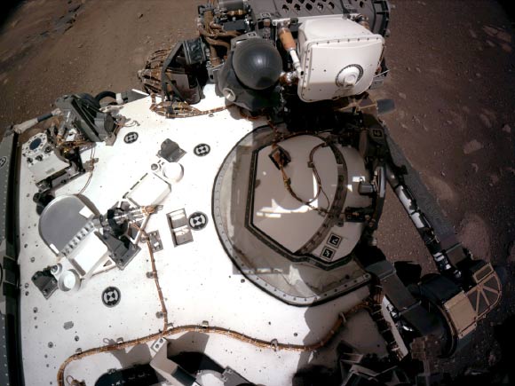 Perseverance’s Navcams captured this view of the rover’s deck on February 20, 2021. This view provides a good look at PIXL (the Planetary Instrument for X-ray Lithochemistry), one of the instruments on the rover’s stowed arm. Image credit: NASA / JPL-Caltech.