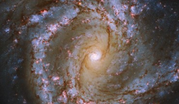 This composite image shows the barred spiral galaxy Messier 61. The color image is made up of observations from the Wide Field Camera 3 (WFC3) instrument onboard the NASA/ESA Hubble Space Telescope and the FOcal Reducer and low dispersion Spectrograph 2 (FORS2) instrument on ESO’s Very Large Telescope at Paranal Observatory in Chile in the near-infrared and optical parts of the spectrum. It is based on data obtained through six filters. The color results from assigning different hues to each monochromatic image associated with an individual filter. Image credit: NASA / ESA / Hubble / ESO / J. Lee / PHANGS-HST Team.