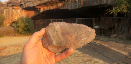 Shaar et al. unveil the oldest evidence of human activity in Wonderwerk Cave, South Africa. Image credit: Michael Chazan.