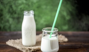 Vimaleswaran et al. provide genetic evidence for the association of milk consumption with higher BMI but lower serum cholesterol levels. Image credit: Imo Flow.
