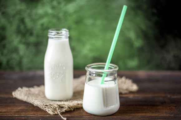 Vimaleswaran et al. provide genetic evidence for the association of milk consumption with higher BMI but lower serum cholesterol levels. Image credit: Imo Flow.