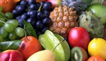 A healthy diet that includes the consumption of popular fruits, such as apples, bananas and oranges, but not fruit juice, may play a role in mitigating risk of type 2 diabetes. Image credit: Romanov.