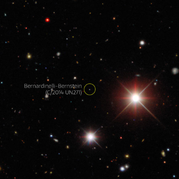 This image from the Dark Energy Survey (DES) is composed of some of the discovery exposures showing comet Bernardinelli-Bernstein. These images show the comet in October 2017, when it was 25 AU away, 83% of the distance to Neptune. Image credit: Dark Energy Survey / DOE / FNAL / DECam / CTIO / NOIRLab / NSF / AURA / P. Bernardinelli & G. Bernstein, UPenn / DESI Legacy Imaging Surveys / T.A. Rector, University of Alaska Anchorage & NSF’s NOIRLab / M. Zamani, NSF’s NOIRLab / J. Miller, NSF’s NOIRLab.