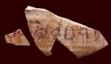 The 3,100-year-old inscription on a pottery vessel found at the site of Khirbet ar-Ra’i in Israel. Image credit: Dafna Gazit, Israel Antiquities Authority.