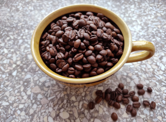 Linne et al. report several coffee compounds that contribute to the feeling of coffee coating the inside of the mouth, as well as astringency and chalkiness sensations. Image credit: Sci-News.com.