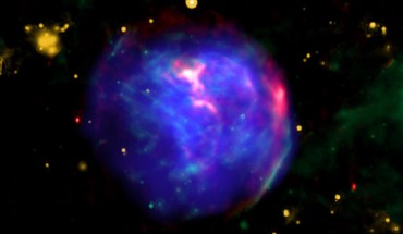 This composite image shows SNR G344.7-0.1 through the eyes of different telescopes: X-rays from Chandra (blue) have been combined with infrared data from NASA’s Spitzer Space Telescope (yellow and green) as well as radio data from the NSF’s Very Large Array and CSIRO’s Australia Telescope Compact Array (red). Image credit: NASA / CXC / Tokyo University of Science / Fukushima et al. / JPL / Spitzer / CSIRO / ATNF / ATCA.