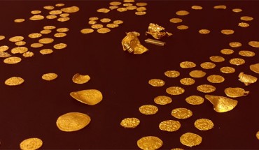 The West Norfolk hoard contains 131 gold coins and four other gold objects from the Anglo-Saxon period. Image credit: British Museum.