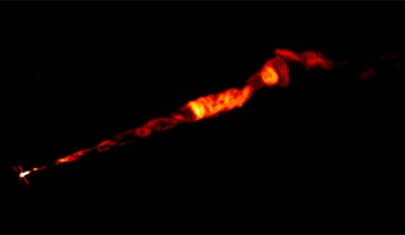 VLA image of the Messier 87 radio jet, made at multiple radio frequencies. The jet seen in this image is about 8,000 light-years long. This image clearly shows the corkscrew-like helical structure in the inner part of the jet, which originates at the bright spot at the left, at the core of the galaxy, where a supermassive black hole resides. Image credit: Sophia Dagnello / NRAO / AUI / NSF / Pasetto et al., doi: 10.3847/2041-8213/ac3a88.