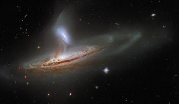 This Hubble image shows two interacting galaxies: NGC 169 (larger galaxy) and IC 1559. Image credit: NASA / ESA / Hubble / J. Dalcanton, Dark Energy Survey / DOE / FNAL / DECam / CTIO / NOIRLab / NSF / AURA / SDSS / Judy Schmidt, www.geckzilla.com.