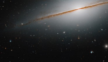 This Hubble image shows the edge-on spiral galaxy NGC 7814. The color image was taken with Hubble’s Advanced Camera for Surveys (ACS). Several filters were used to sample various wavelengths. The color results from assigning different hues to each monochromatic image associated with an individual filter. Image credit: NASA / ESA / R. de Jong, Leibniz-Institut fur Astrophysik Potsdam / G. Kober, NASA’s Goddard Space Flight Center / Catholic University of America.
