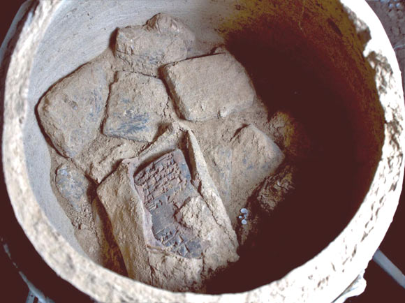 View into one of the pottery vessels with cuneiform tablets, including one tablet which is still in its original clay envelope. Image credit: Universities of Freiburg and Tübingen, KAO.