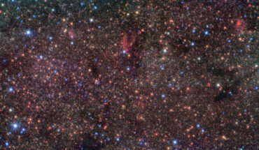 This image, taken with the HAWK-I infrared instrument on ESO’s Very Large Telescope, shows the Sagittarius B1 region. Image credit: ESO / Nogueras-Lara et al.