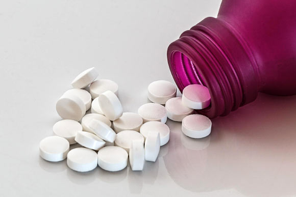 van der Meulen et al. show that both systemic and inhaled glucocorticoid use are associated with an apparently widespread reduction in white matter integrity, which may in part underly the neuropsychiatric side effects observed in patients using glucocorticoids. Image credit: Steve Buissinne.