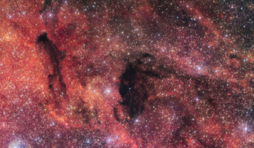 This image shows dark nebulae Barnard 92 (right) and Barnard 93 (left) in Messier 24. Image credit: ESO / VPHAS+ team / Cambridge Astronomical Survey Unit.