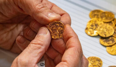 A gold solidus coin found by IAA archaeologists in Israel. Image credit: Dafna Gazit, Israel Antiquities Authority.