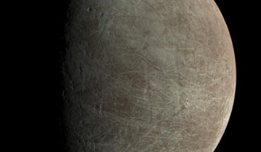 This view of Europa was captured by JunoCam during Juno’s close flyby on September 29, 2022. Citizen scientist Björn Jónsson processed the view to create this image. Image credit: NASA / JPL-Caltech / SwRI / MSSS / Björn Jónsson / CC BY-NC-SA 2.0.