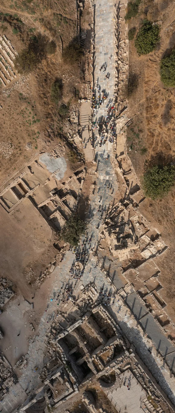The excavation area (center) at Domitian’s Square (bottom - Upper Agora, top - Curetes Street) in Ephesus, Turkey. Image credit: OeAW-OeAI / Niki Gail.
