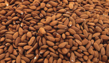 Carter et al. compared postprandial changes in appetite-regulating hormones and self-reported appetite ratings after consuming almonds or an isocaloric carbohydrate-rich snack bar. Image credit: PIRO.