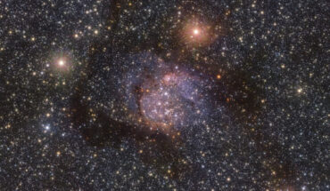 This image of Sh2-54 was taken in infrared light using ESO’s VISTA telescope. Image credit: ESO / VVVX.