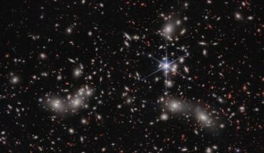 This Webb image shows Abell 2744, a huge galaxy cluster some 4 billion light-years away in the constellation of Sculptor. Image credit: NASA / ESA / CSA / I. Labbe, Swinburne University of Technology / R. Bezanson, University of Pittsburgh / A. Pagan, STScI.