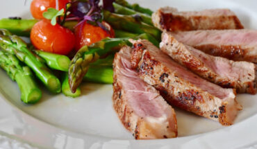 In a controlled laboratory protocol, Isherwood et al. investigated if the human circadian system anticipates large meals. Image credit: Rita E.